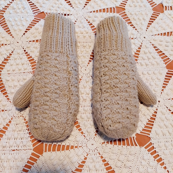 Faux sherpa lined mittens - Picture 5 of 8
